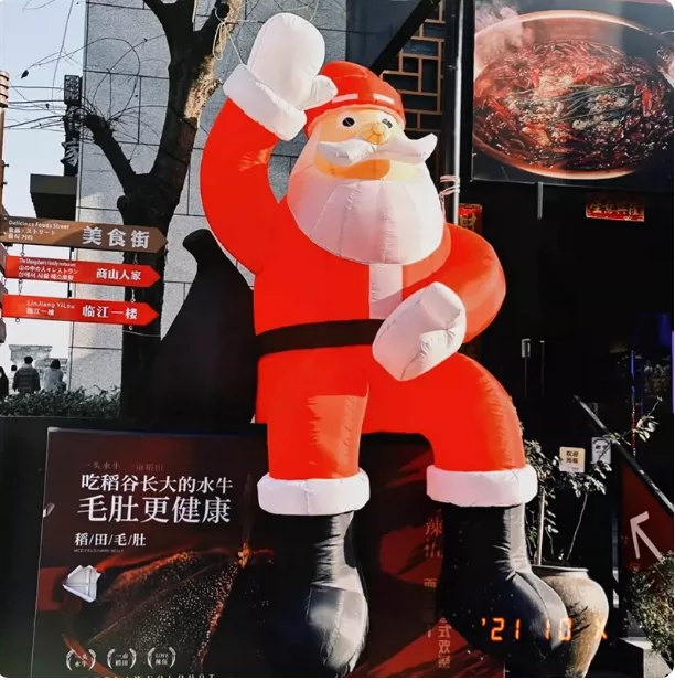 Ông già noel vẫy chào