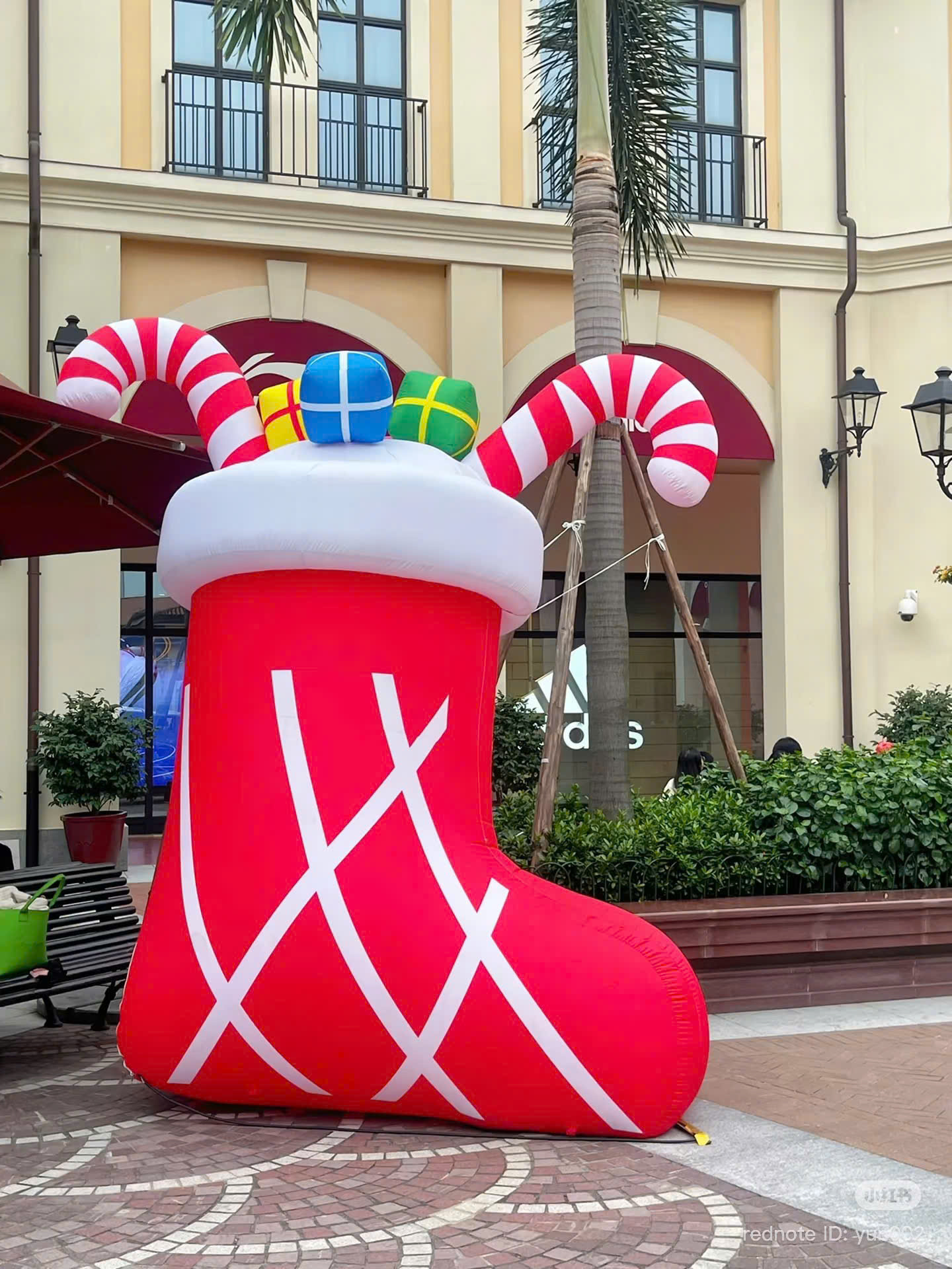 Giày noel khổng lồ