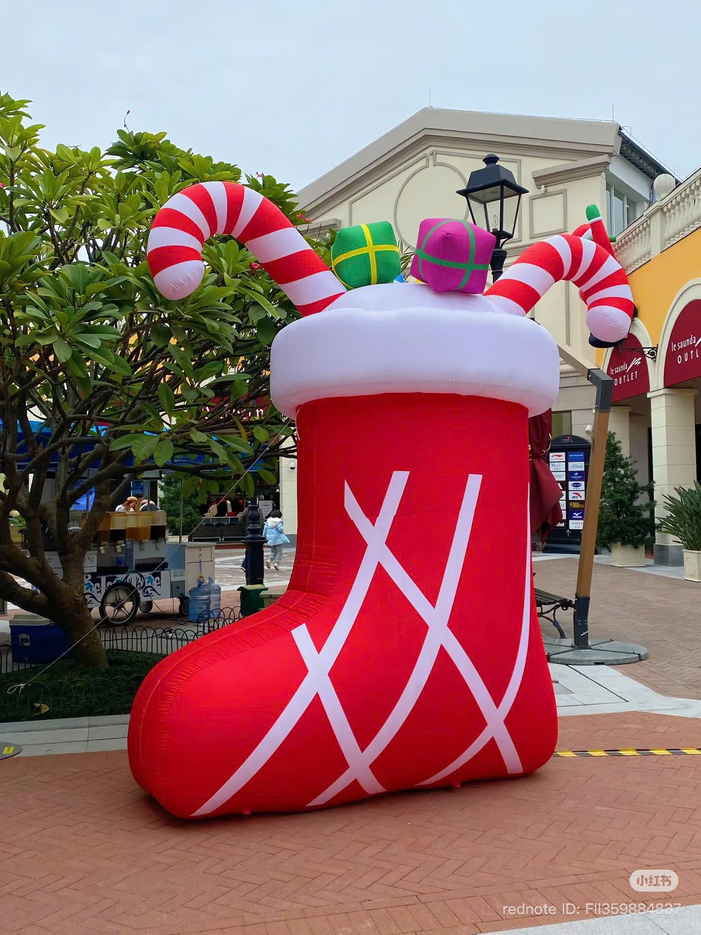 Giày noel khổng lồ