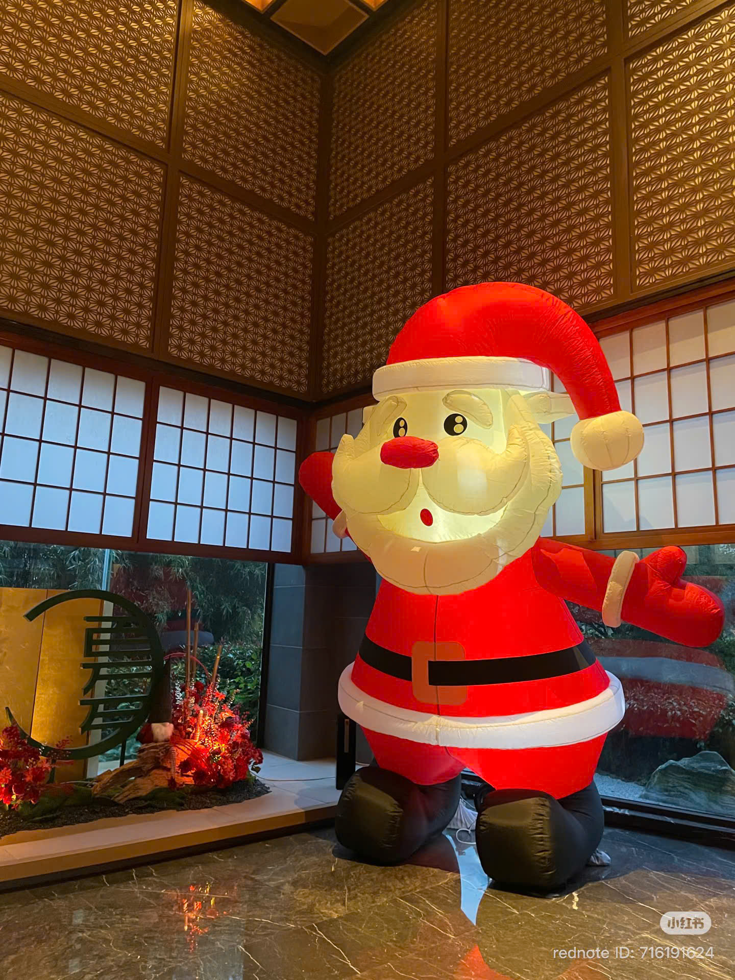 Ông già noel đứng