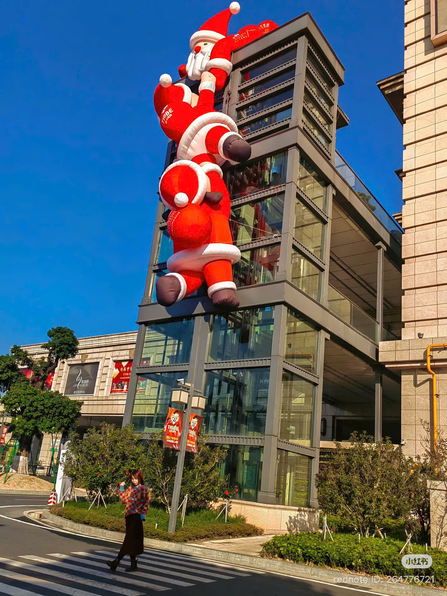 3 ông noel cầm tay nhau