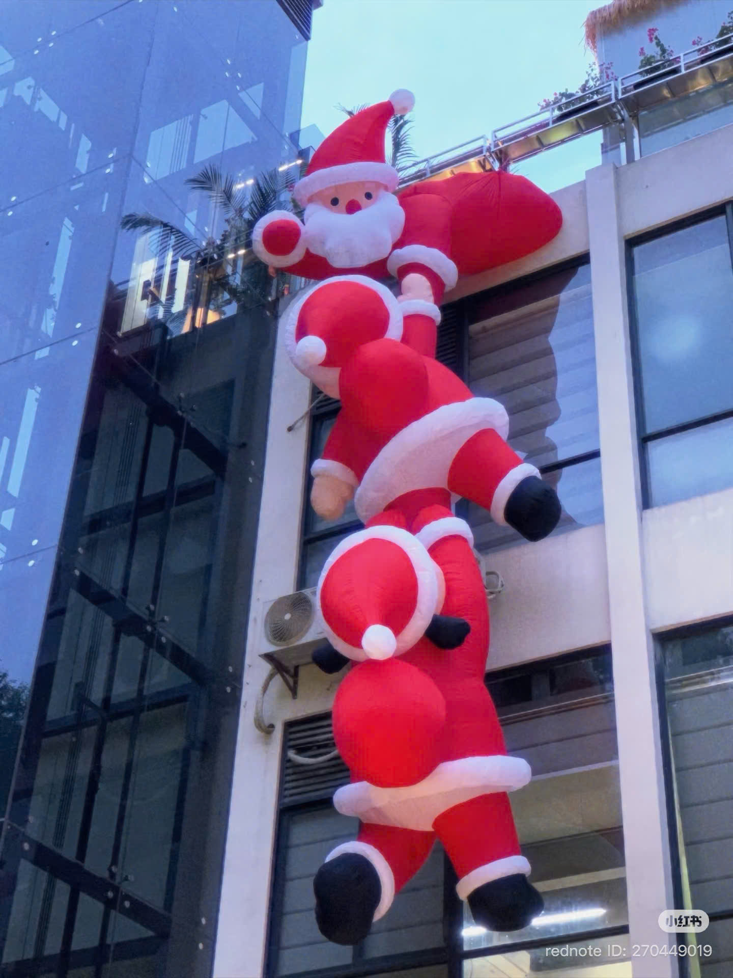 3 ông noel cầm tay nhau
