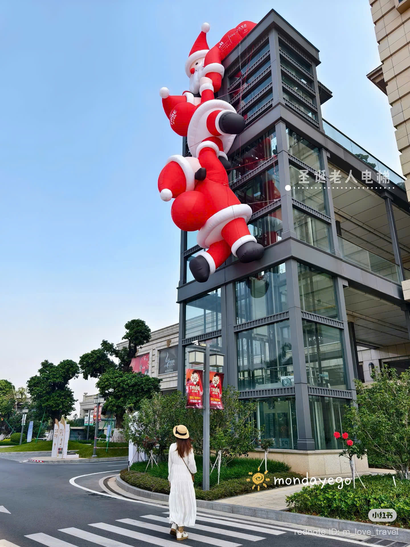 3 ông noel cầm tay nhau