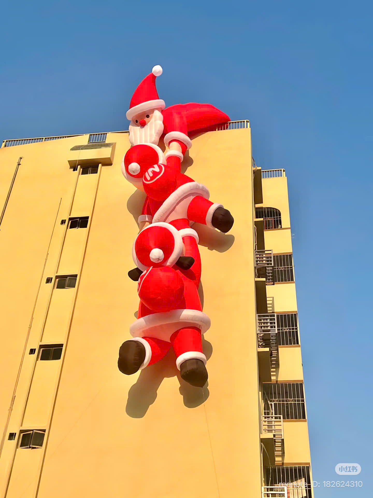 3 ông noel cầm tay nhau