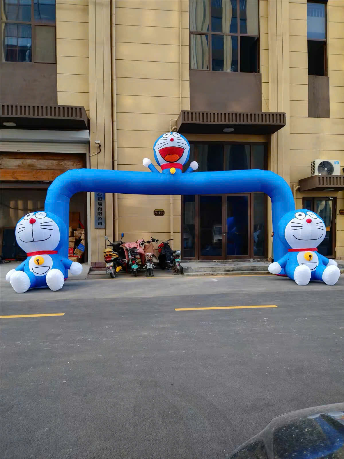 Mascot Doraemon bơm hơi