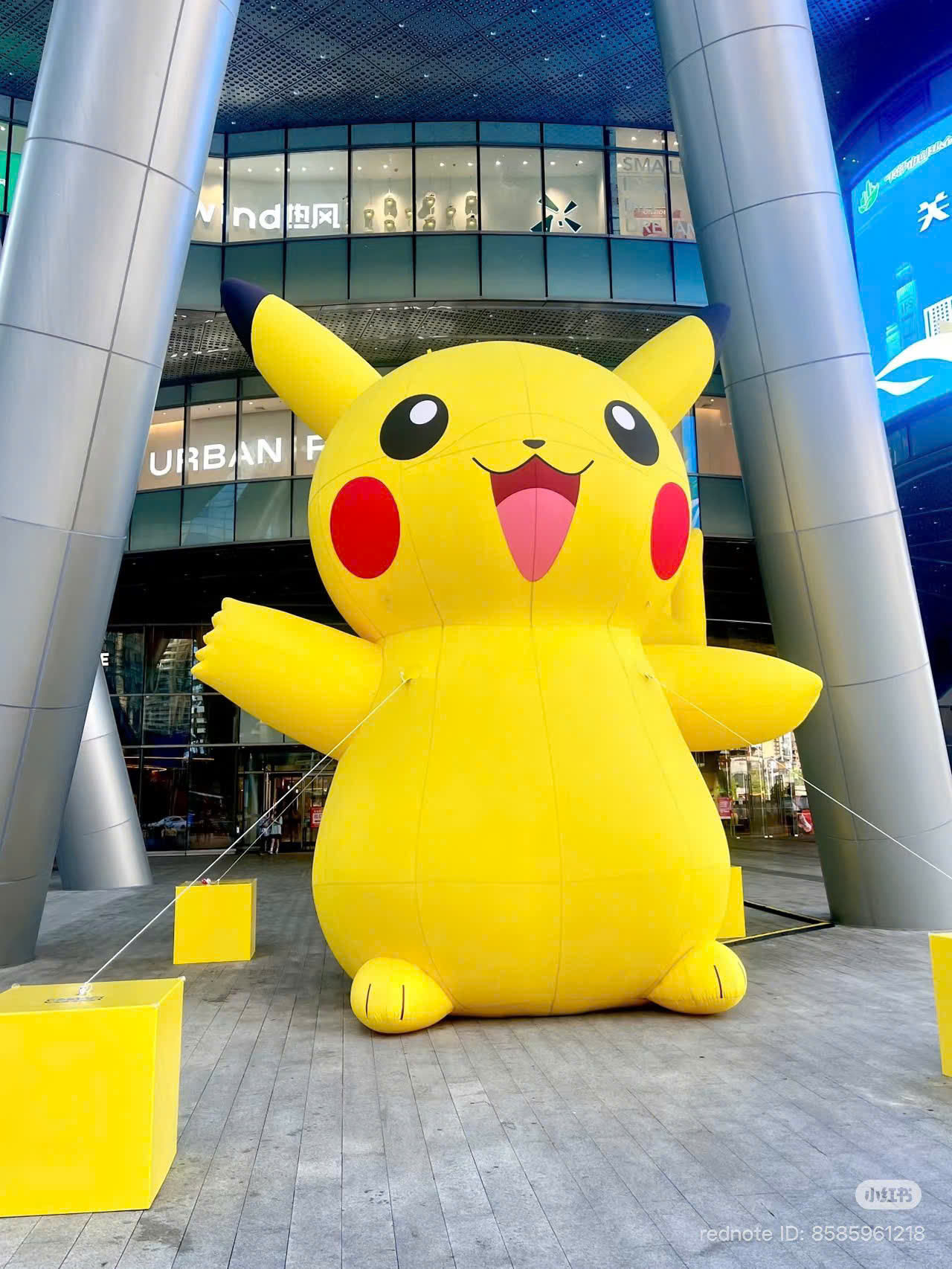 Mascot Pikachu bơm hơi