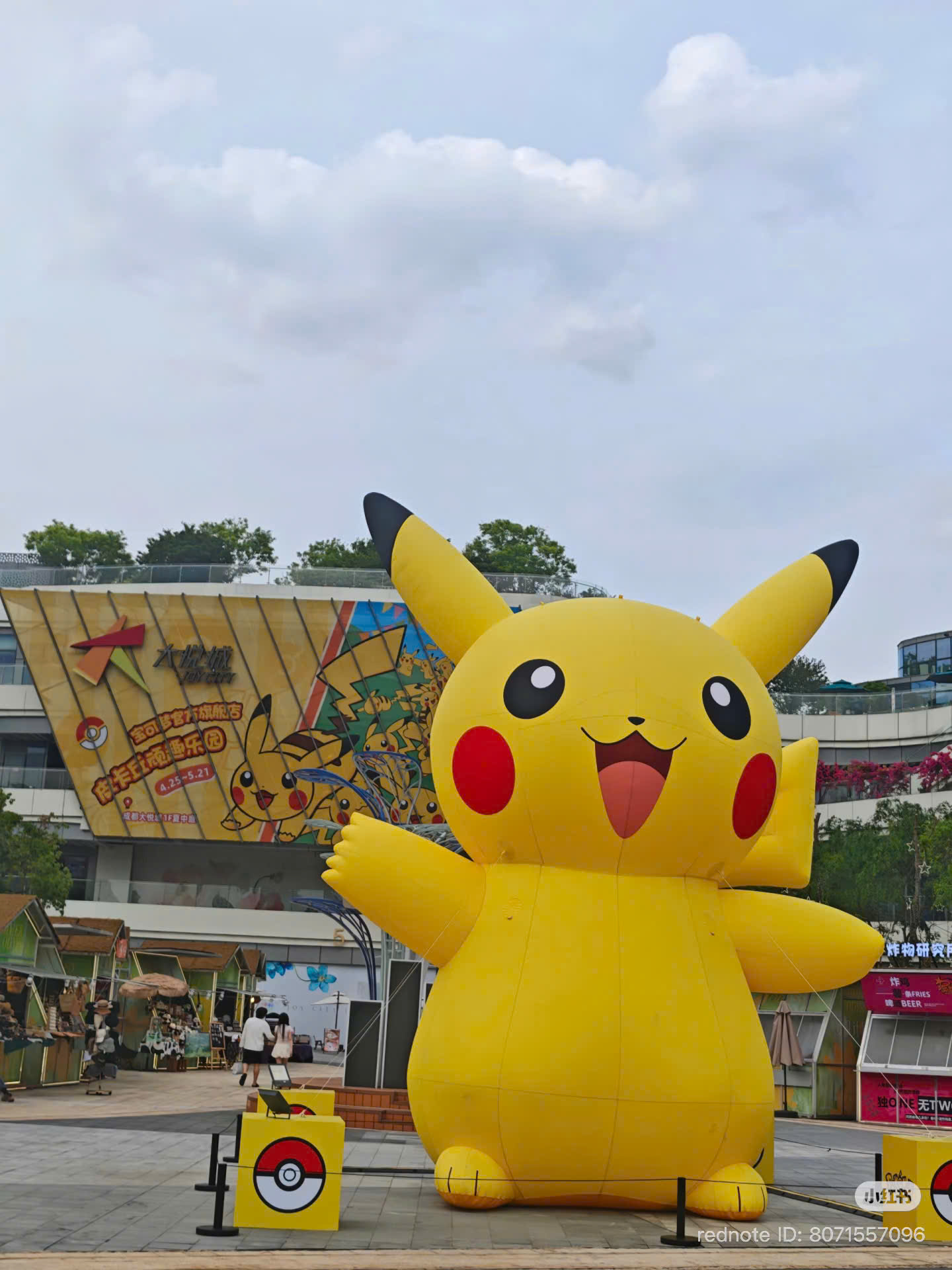 Mascot Pikachu bơm hơi