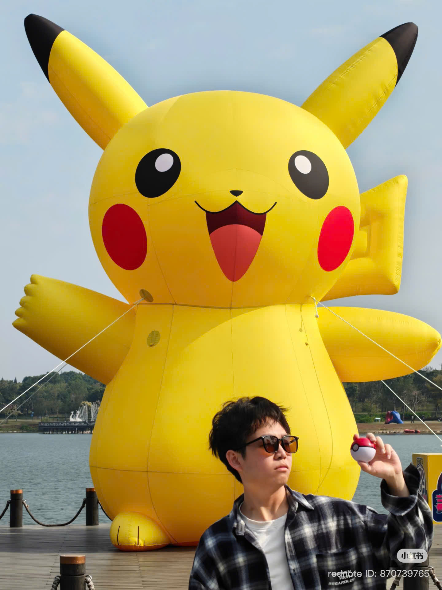 Mascot Pikachu bơm hơi