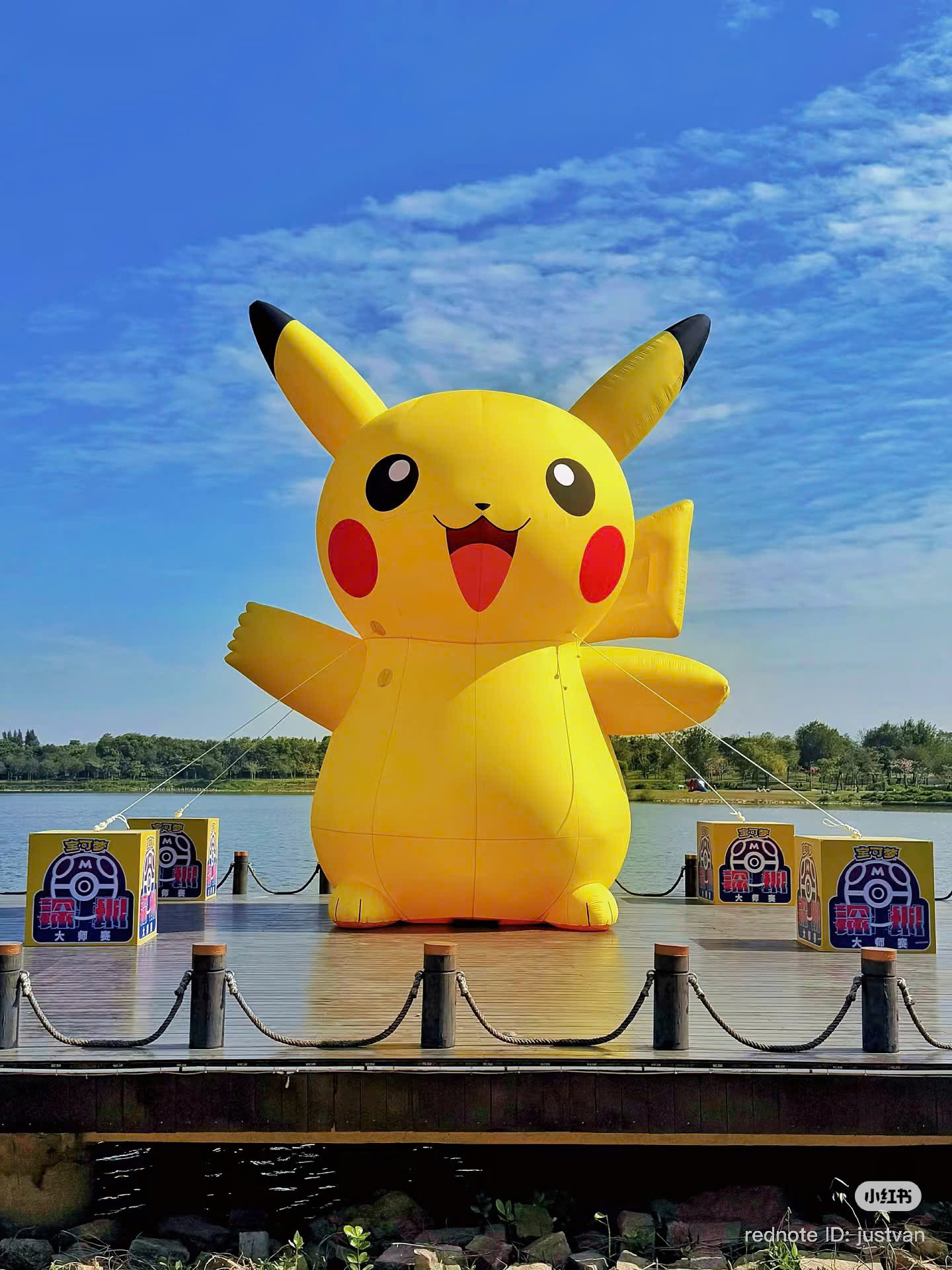 Mascot Pikachu bơm hơi